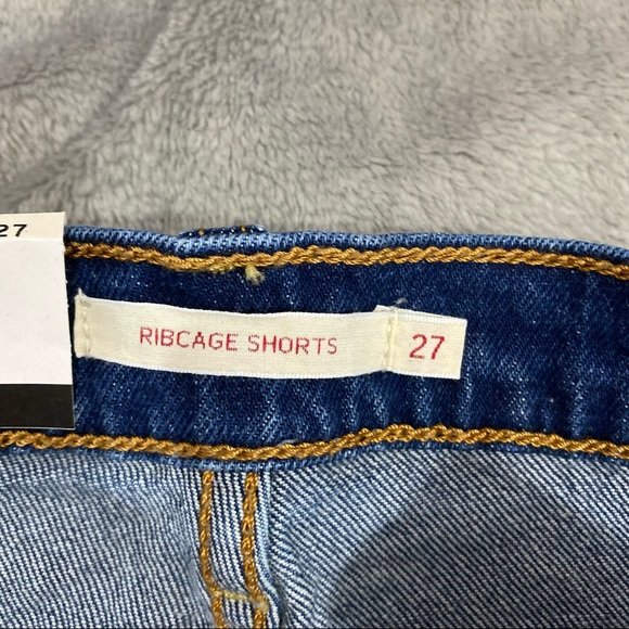 Levi’s • Ribcage Shorts - Picture 8 of 9